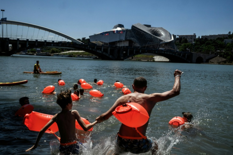 Des personnes se baignent Lyon le 29 juin 2025 ( AFP / JEFF PACHOUD )