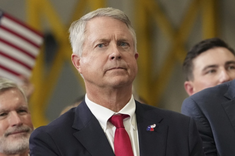Le sénateur républicain Roger Marshall écoute le vice-président américain JD Vance lors d'un événement dans une usine d'Olathe, au Kansas, le 14 septembre 2026 ( POOL / Mark Schiefelbein )