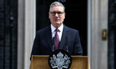 Le Premier ministre britannique Keir Starmer annonce sa démission devant le 10 Downing Street, le 22 juin 2026 à Londres ( AFP / HENRY NICHOLLS )