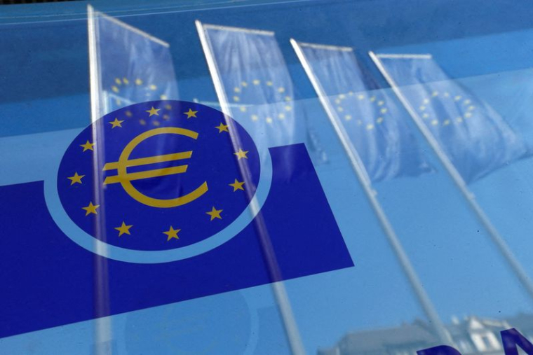 Les drapeaux de l'Union européenne se reflètent dans une fenêtre du siège de la BCE à Francfort