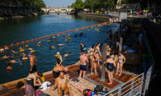 Des baigneurs dans la Seine à Paris, le 12 août 2025 ( AFP / Dimitar DILKOFF )