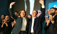 La secrétaire nationale des Ecologistes Marine Tondelier (g) salue le public aux côtés du maire de Grenoble, Eric Piolle, élu porte-parole du parti lors du Congrès 2025 des Ecologistes à Pantin, dans le nord de Paris, le 26 avril 2025 ( AFP / Alain JOCARD )