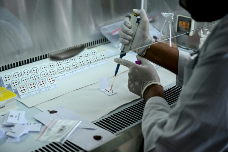 Un scientifique réalise un test ADN au Laboratoire national de médecine légale à Lalitpur, près de Katmandou, au Népal, le 19 septembre 2026 ( AFP / Prakash MATHEMA )