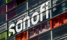 Le logo du fabricant français de médicaments Sanofi est visible sur le site de Sanofi Genzyme Polyclonals à Lyon