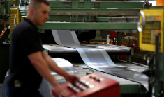 Un ouvrier de Bion utilise une machine dans l'usine de Reading