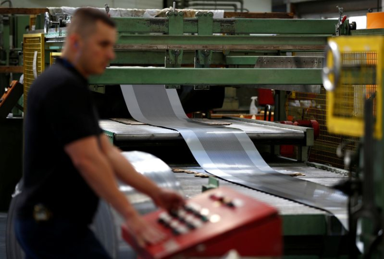 Un ouvrier de Bion utilise une machine dans l'usine de Reading