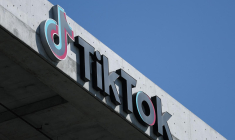 Le logo de TikTok affiché les bureaux de la société à Culver City (Californie), le 30 septembre 2025. ( AFP / PATRICK T. FALLON )