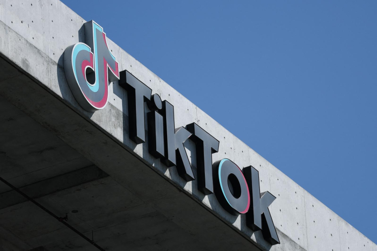Le logo de TikTok affiché les bureaux de la société à Culver City (Californie), le 30 septembre 2025. ( AFP / PATRICK T. FALLON )