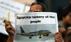 Une veillée aux chandelles à la mémoire des victimes du vol EgyptAir MS804 au Caire, le 24 mai 2016 en Egypte ( AFP / MOHAMED EL-SHAHED )