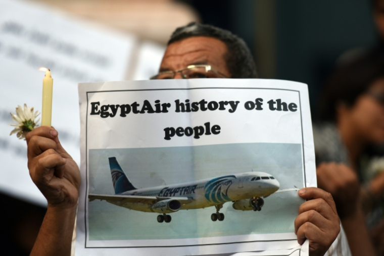 Une veillée aux chandelles à la mémoire des victimes du vol EgyptAir MS804 au Caire, le 24 mai 2016 en Egypte ( AFP / MOHAMED EL-SHAHED )
