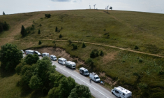 Vue aérienne de camping-cars stationnés le long de la "Route des crêtes" dans les Vosges, le 16 juillet 2026 à Oderen ( AFP / SEBASTIEN BOZON )