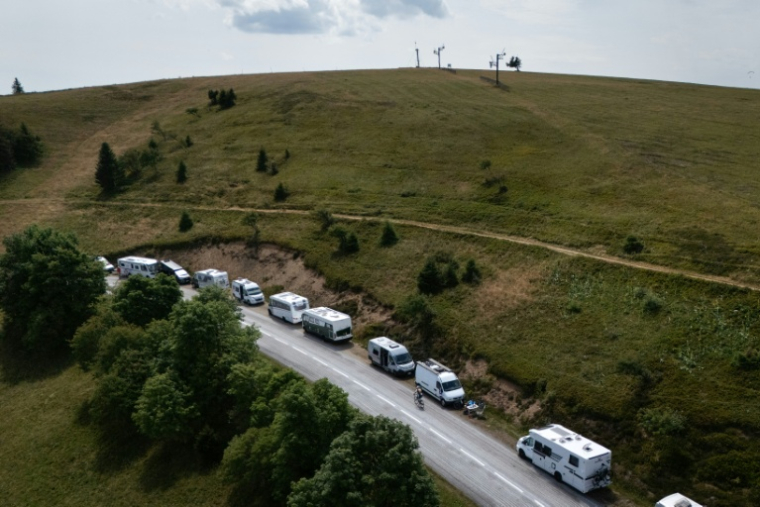Vue aérienne de camping-cars stationnés le long de la "Route des crêtes" dans les Vosges, le 16 juillet 2026 à Oderen ( AFP / SEBASTIEN BOZON )