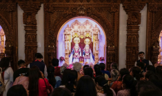 Des fidèles hindous offrent des prières après la cérémonie de consécration du temple hindou BAPS (Bochasanwasi Akshar Purushottam Swaminarayan Sanstha) à Bussy-Saint-Georges, le 6 septembre 2026 en Seine-et-Marne ( AFP / Kenzo TRIBOUILLARD )