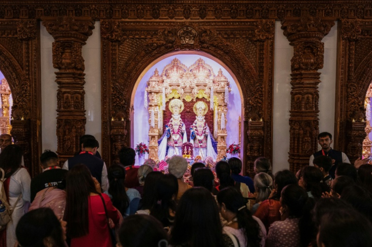 Des fidèles hindous offrent des prières après la cérémonie de consécration du temple hindou BAPS (Bochasanwasi Akshar Purushottam Swaminarayan Sanstha) à Bussy-Saint-Georges, le 6 septembre 2026 en Seine-et-Marne ( AFP / Kenzo TRIBOUILLARD )