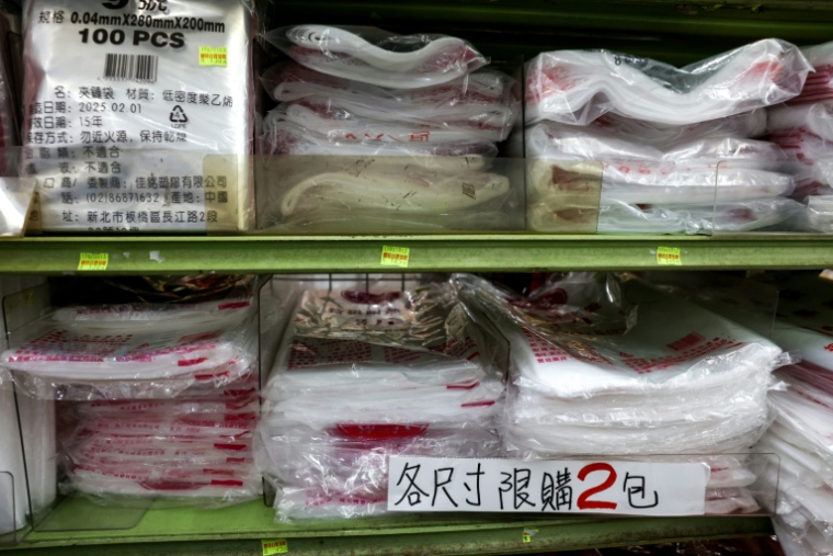 Un magasin de détail de Keelung, où les achats de paquets de sacs plastique sont limités à deux par client, le 9 juin 2026 ( AFP / I-Hwa Cheng )