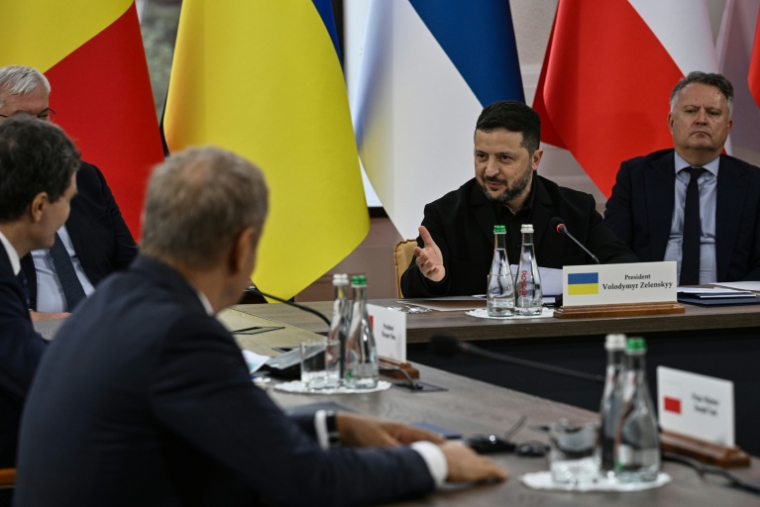 Volodymyr Zelensky (2e D) durant le sommet du C8 dans la région d'Ivano-Frankivsk, en Ukraine, le 18 septembre 2026 ( AFP / Genya SAVILOV )