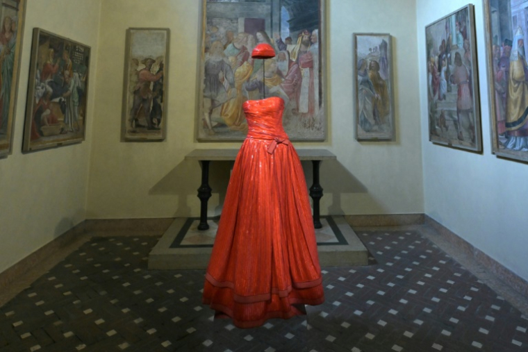 Une robe rouge datant de la Fashion Week de 1993 du styliste italien décédé Giorgio Armani lors de l'avant-première presse de l'exposition Giorgio Armani marquant le 50e anniversaire de la maison de couture, à la Pinacothèque de Brera à Milan, le 23 septembre 2025 ( AFP / Stefano RELLANDINI )