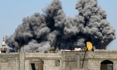 Un nuage de fumée s’élève après un bombardement israélien sur le camp de réfugiés palestiniens de Bureij, dans le centre de la bande de Gaza, le 23 mai 2025 ( AFP / Eyad BABA )