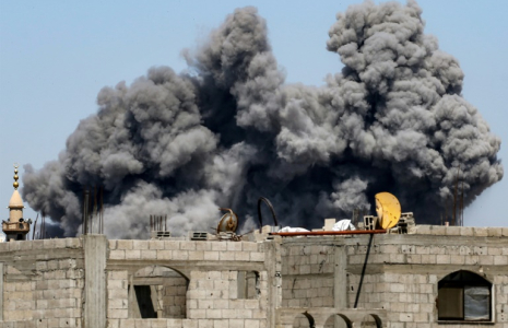Un nuage de fumée s’élève après un bombardement israélien sur le camp de réfugiés palestiniens de Bureij, dans le centre de la bande de Gaza, le 23 mai 2025 ( AFP / Eyad BABA )