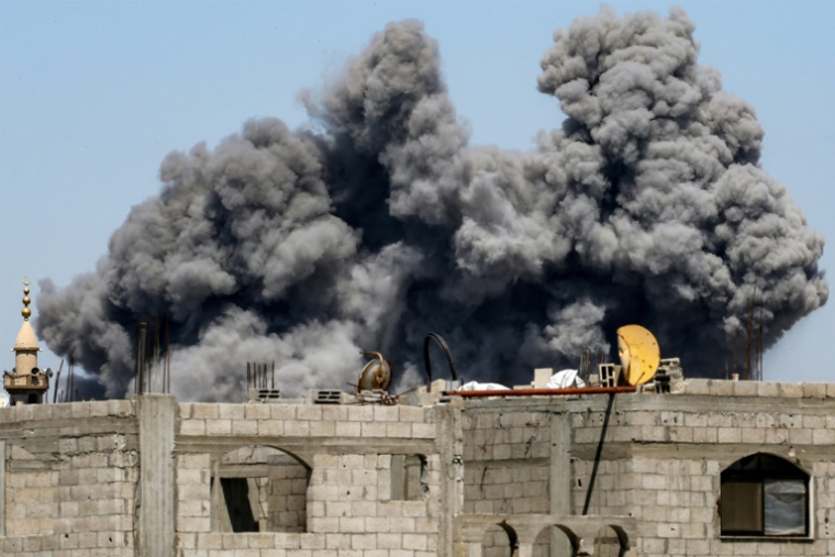 Un nuage de fumée s’élève après un bombardement israélien sur le camp de réfugiés palestiniens de Bureij, dans le centre de la bande de Gaza, le 23 mai 2025 ( AFP / Eyad BABA )