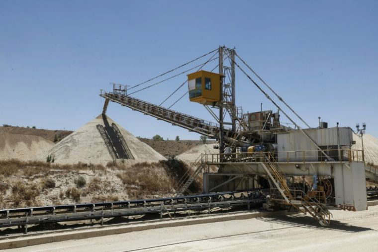 Du phosphate est extrait puis acheminé vers une zone de stockage dans la mine de phosphate à ciel ouvert de Sidi Chennane,  près de Khouribga, dans l'ouest du Maroc, le 30 juin 2026  ( AFP / Abdel Majid BZIOUAT )