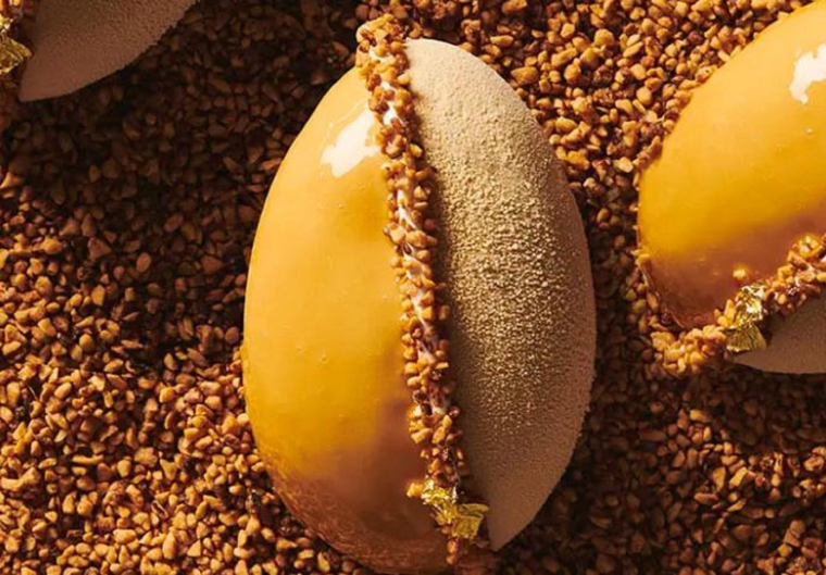 Cette année, nous avons testé pour vous les entremets de Pâques du très célèbre Philippe Conticini. ( crédit photo : Capture d’écran site https://gourmet.galerieslafayette.com/ )