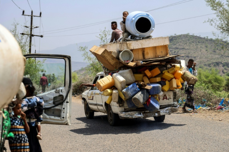 Des habitants déplacés, ayant fui la reprise des affrontements entre les forces gouvernementales yéménites (soutenues par l'Arabie saoudite) et les rebelles houthis, se dirigent vers la zone d'Al-Kadah, dans le gouvernorat de Taïz, le 6 septembre 2026 au Yémen ( AFP / Ahmad AL-BASHA )