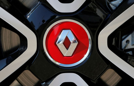 Un logo Renault est visible sur la roue d'une nouvelle Twingo lors de sa présentation à La Baule
