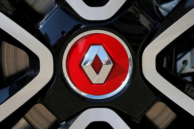 Un logo Renault est visible sur la roue d'une nouvelle Twingo lors de sa présentation à La Baule
