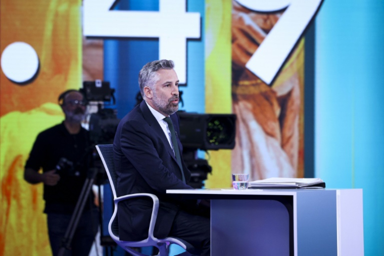 Le chef du Parti socialiste portugais Pedro Nuno Santos avant un débat télévisé, le 30 avril 2025 à Oeiras, en banlieue de Lisbonne ( AFP / FILIPE AMORIM )