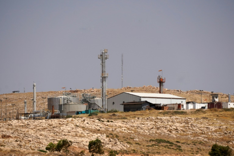 Vue partielle d'un champ pétrolier près de la ville kurde de Dohuk, dans la région du Kurdistan irakien, le 16 juillet 2025 ( AFP / Ismael ADNAN )