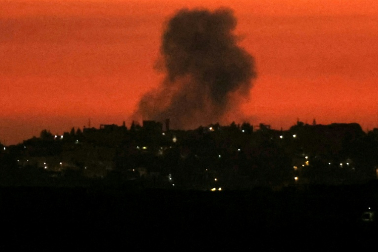 Fumée s'élevant au-dessus d'un village dans le sud du Liban après une frappe israélienne le 31 mars 2026 ( AFP / - )