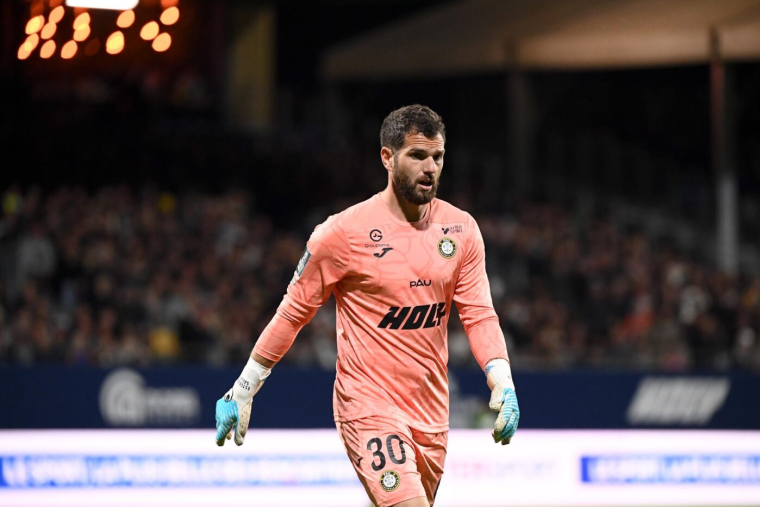 Ligue 2 : une boulette d'Esteban Salles plombe Pau