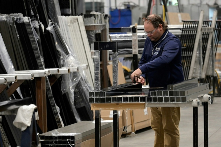 Un ouvrier dans un entrepôt de Shapes Unlimited, à North Jackson, dans l'Ohio, le 30 septembre 2026 ( AFP / Chloe FERREUX )