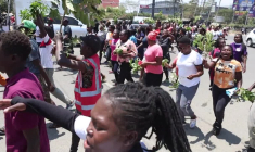 Les Kenyans dans les rues de Nairobi pour pleurer la mort d'Odinga