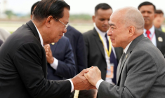 Photo fournie et diffusée par l’Agence Kampuchea Press (AKP) le 3 juillet 2026 montrant le roi du Cambodge Norodom Sihamoni (à droite) salué par l'ancien dirigeant cambodgien Hun Sen (à gauche) à son arrivée à l’aéroport international près de Phnom Penh ( AFP / TANG CHHIN Sothy )
