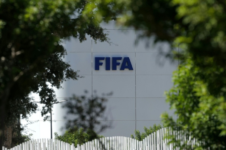 Le logo de la Fifa sur son siège régional à Salé, au Maroc, le 5 août 2026 ( AFP / Abdelmajid BZIOUAT )