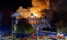 La mairie de Limoges incendiée lors d'une manifestation contre la vie chère, le 17 octobre 2026 ( AFP / Melaine PAYZAL )