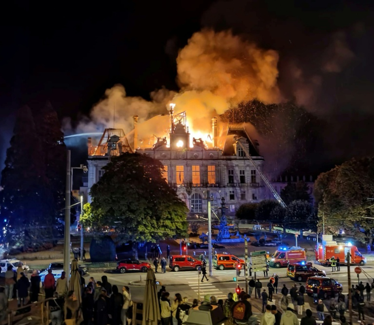 La mairie de Limoges incendiée lors d'une manifestation contre la vie chère, le 17 octobre 2026 ( AFP / Melaine PAYZAL )