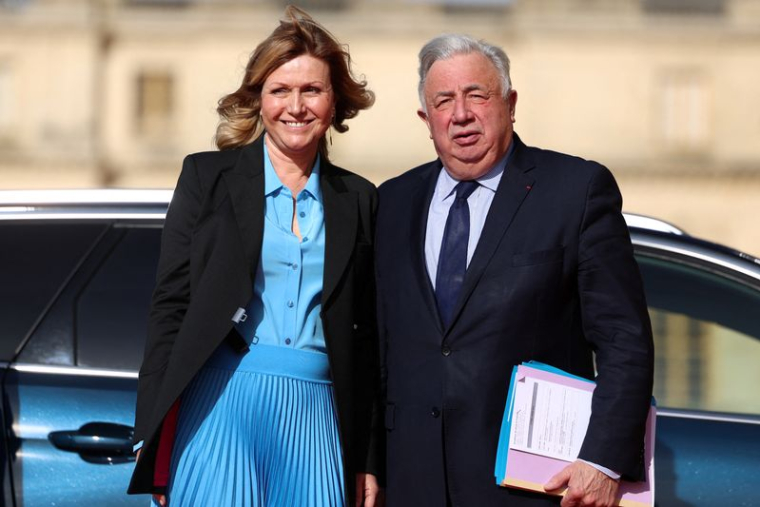 La présidente de l'Assemblée nationale française, Yael Braun-Pivet, et le président du Sénat français, Gérard Larcher, posent à leur arrivée pour participer au congrès des deux chambres du Parlement à Versailles