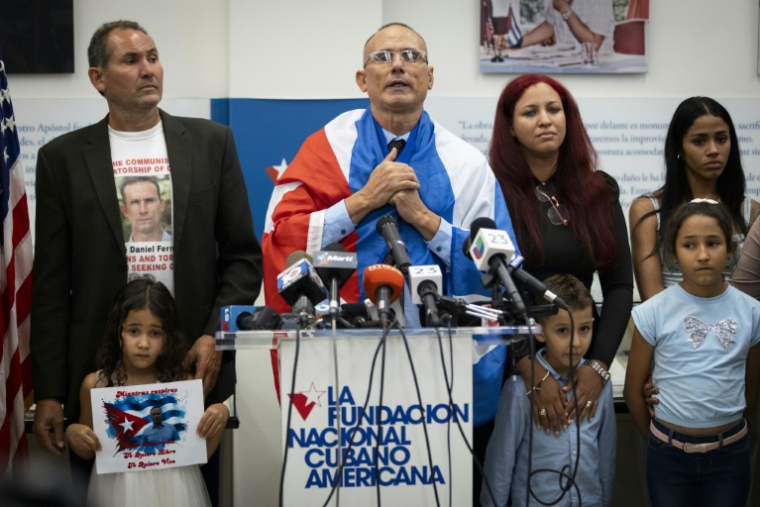 Le dissident cubain José Daniel Ferrer (c) lors d'une conférence de presse à Miami, le 13 octobre 2025 en Floride ( AFP / Marco BELLO )