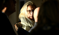 Delphine Daviet, la mère de Lola, arrive à la cour d'assises de Paris le 17 octobre 2025 ( AFP / JULIEN DE ROSA )