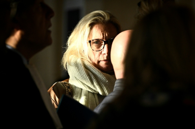 Delphine Daviet, la mère de Lola, arrive à la cour d'assises de Paris le 17 octobre 2025 ( AFP / JULIEN DE ROSA )