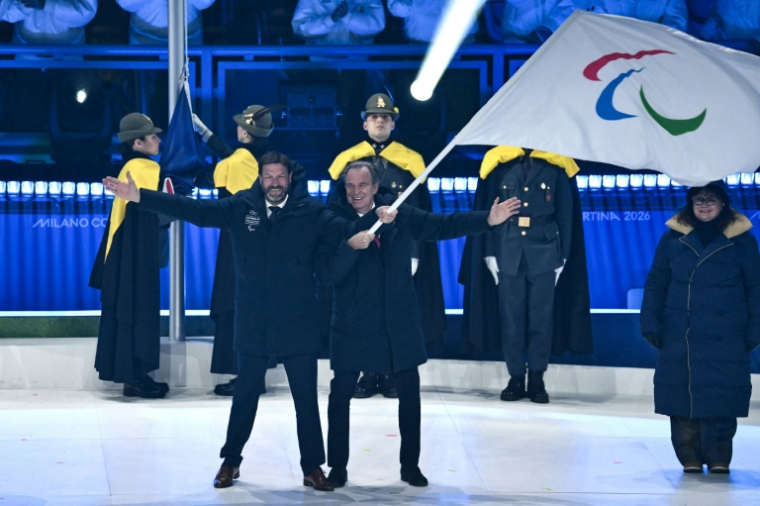 Les présidents des régions Auvergne-Rhône-Alpes Fabrice Pannekoucke (G) et Provence-Alpes-Côte d’Azur Renaud Muselier lors de la cérémonie de clôture des Jeux paralympiques de Milan Cortina, le 15 mars 2026 à Cortina d'Ampezzo (Italie) ( AFP / Jeff PACHOUD )