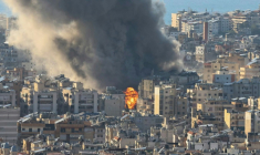 Des panaches de fumée après des bombardements israéliens sur la banlieue sud de Beyrouth, le 2 mars 2026 au Liban ( AFP / IBRAHIM AMRO )