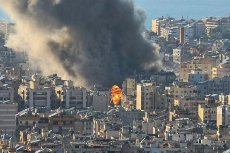 Des panaches de fumée après des bombardements israéliens sur la banlieue sud de Beyrouth, le 2 mars 2026 au Liban ( AFP / IBRAHIM AMRO )