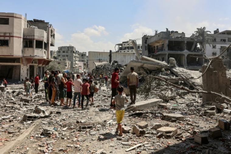 Des Palestiniens inspectent les décombres après qu'une frappe israélienne a détruit la mosquée al-Tawheed Wal Sunna dans le quartier de Daraj à Gaza, le 7 septembre 2025 ( AFP / Omar AL-QATTAA )