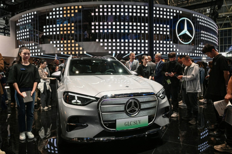 Un SUV Mercedes exposé au salon automobile de Pékin, le 24 avril 2026 ( AFP / JADE GAO )