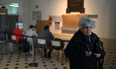 Une électrice attend de voter pour les législatives de mi-mandat en Argentine, le 26 octobre 2025 à Buenos Aires ( AFP / Luis ROBAYO )