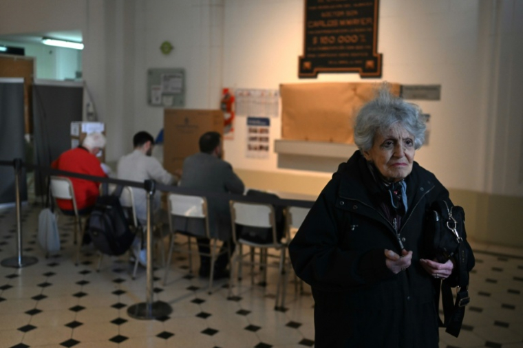 Une électrice attend de voter pour les législatives de mi-mandat en Argentine, le 26 octobre 2025 à Buenos Aires ( AFP / Luis ROBAYO )